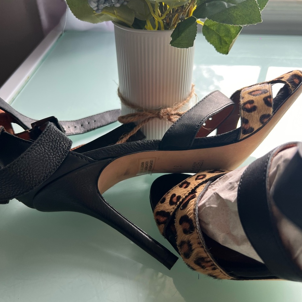 Vero Cuoio Pre-loved Black and Brown Heels with Sleek Design